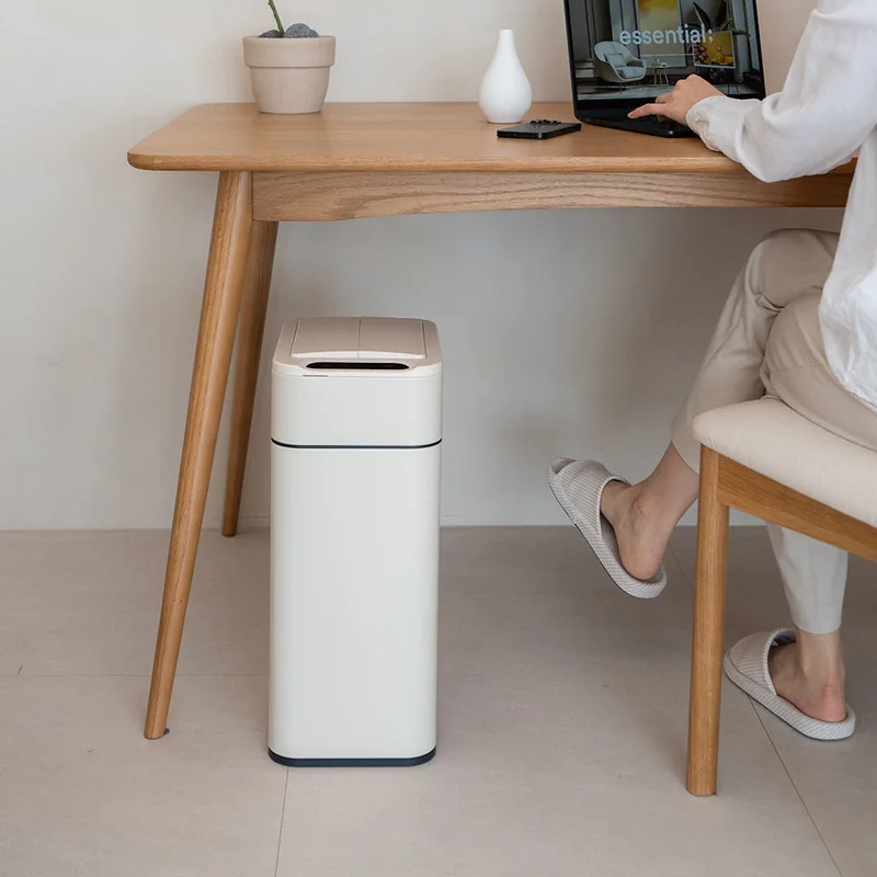 책상 아래 공간 활용 가능한 기저귀 쓰레기통