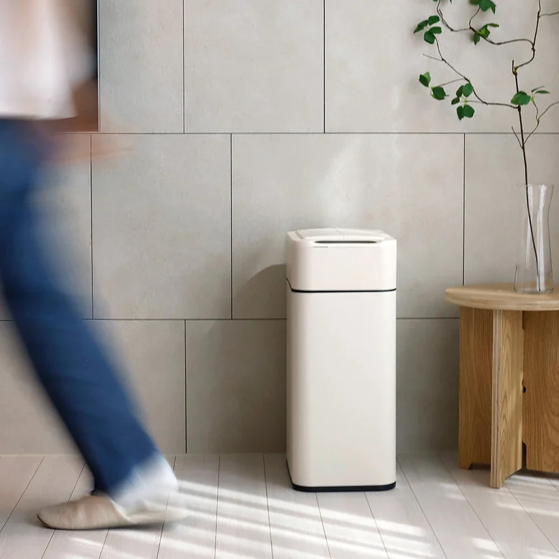 모던 인테리어와 어울리는 슬림 기저귀 쓰레기통