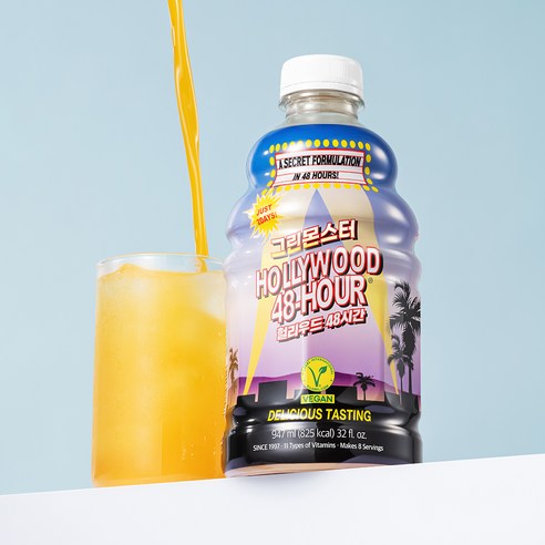 그린몬스터 음료를 유리컵에 따른 모습