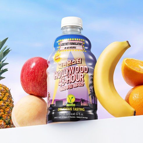 신선한 과일과 함께 놓인 그린몬스터 음료