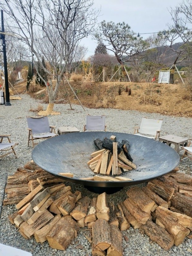 라임그라스 카페 낮의 화로대 불멍 공간