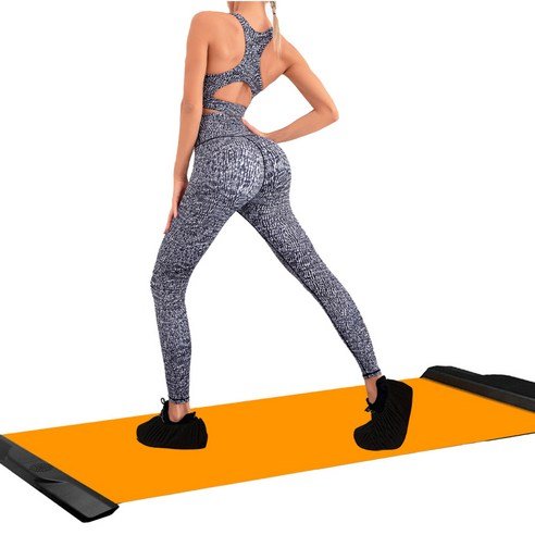 미소라인F 슬라이딩 보드 위에서 운동 중인 여성, 오렌지색 매트와 전용 슈즈 커버 착용