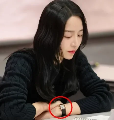 유퀴즈에서 발견한 갈색 스퀘어 가죽시계 착용 착장