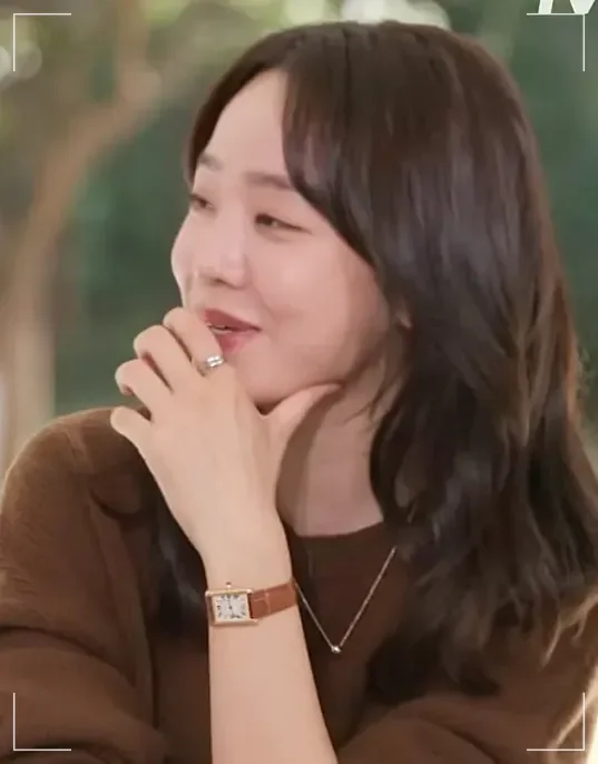 셀럽 브라운 스퀘어 가죽시계 착장 스타일링